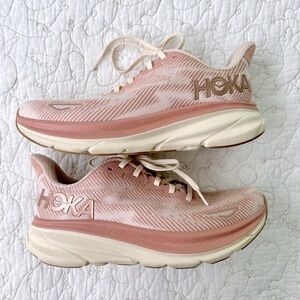 Hoka One One Clifton 9 in Sandstone EXCELLENT Women’s sz 9